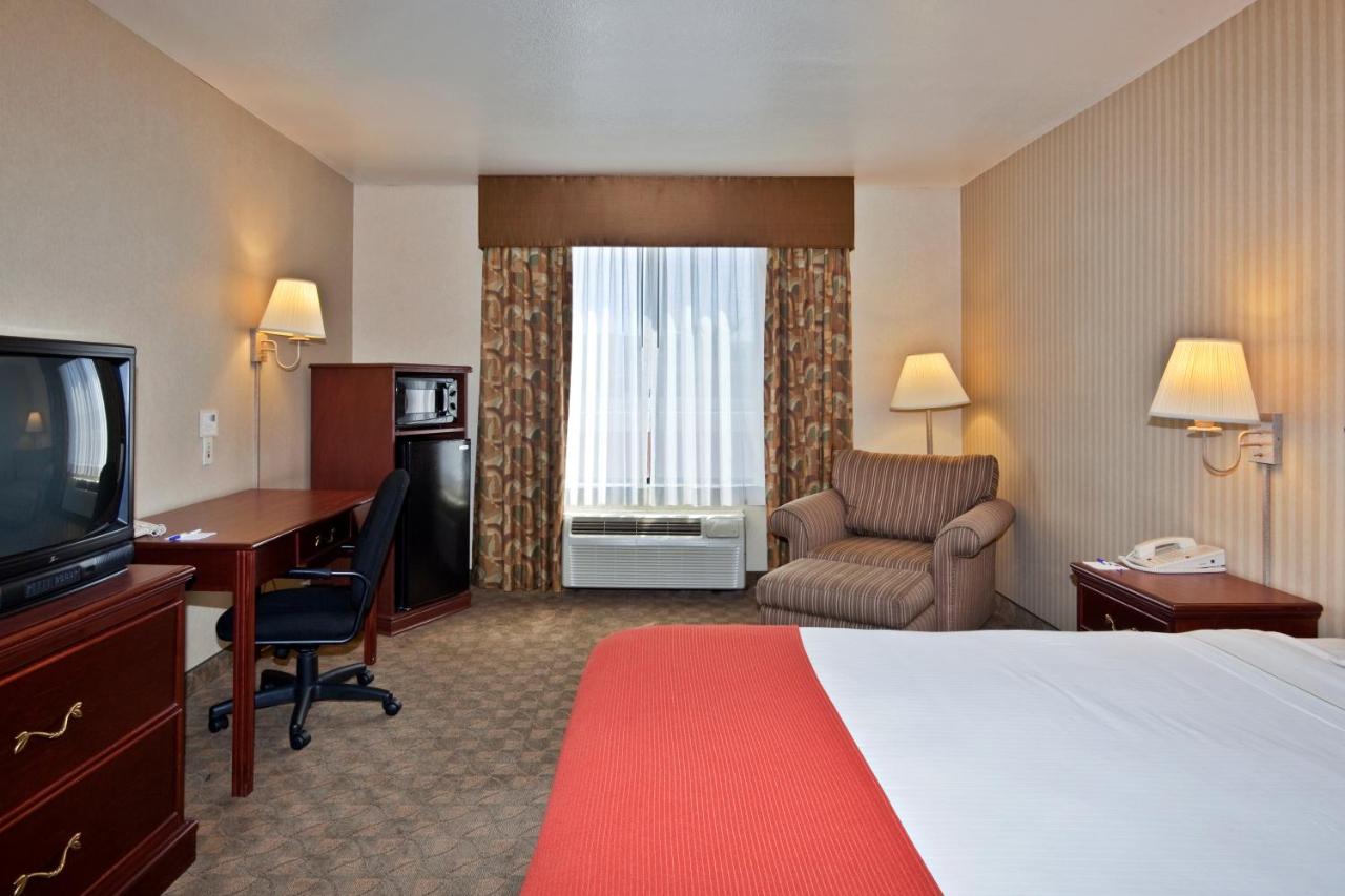 Standard Room at Holiday Inn Express Hotel & Suites Henderson by IHG