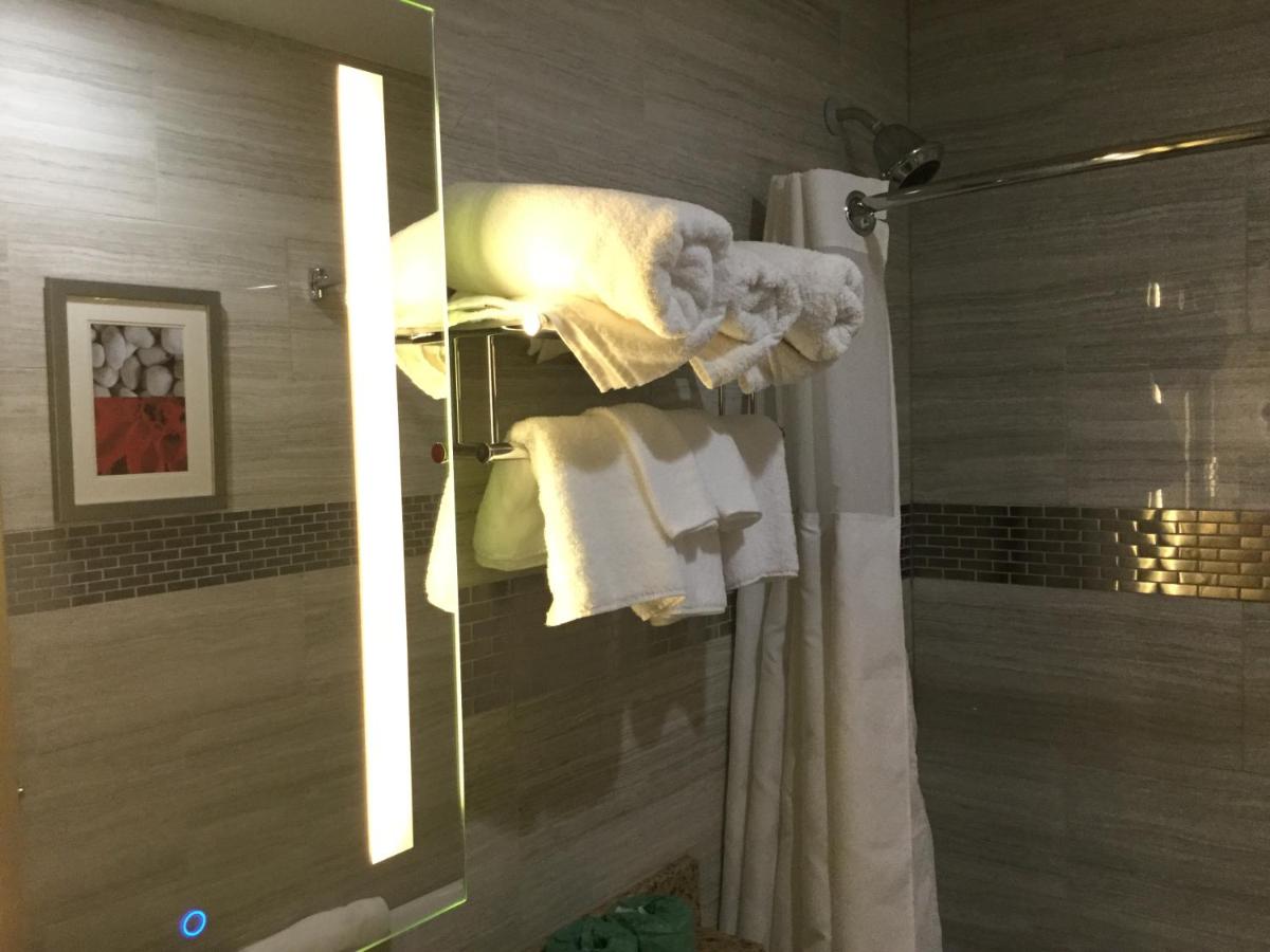 1 King Bed, Mobility/Hearing Accessible Room, Roll-In Shower, Non-Smoking
at Ramada by Wyndham Bronx Terminal