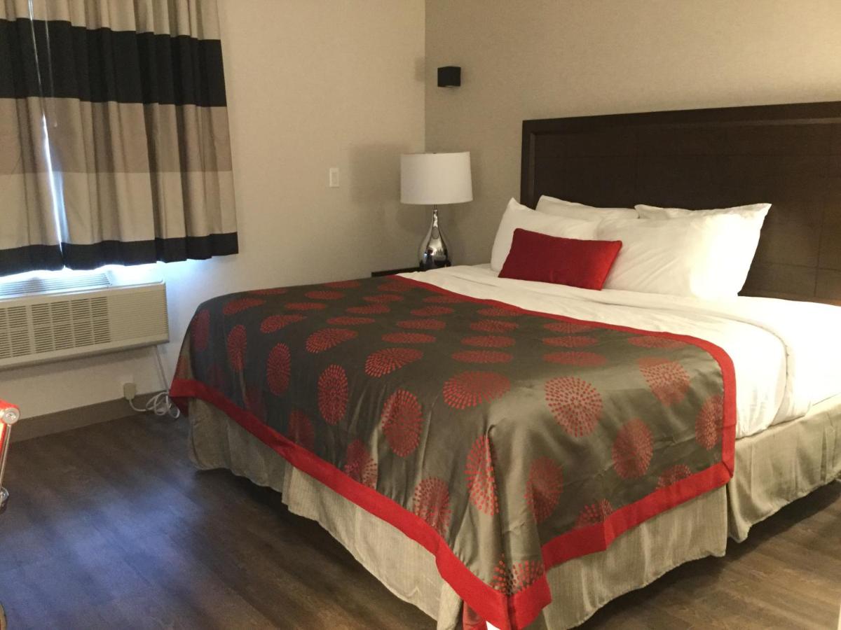 1 King Bed, Mobility/Hearing Accessible Room, Roll-In Shower, Non-Smoking
at Ramada by Wyndham Bronx Terminal