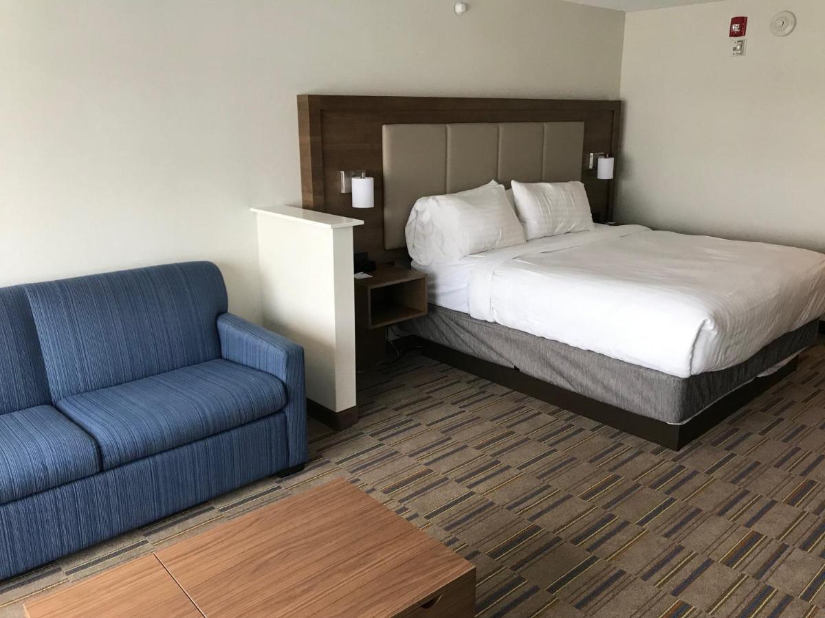 Suite - Hearing Accessible - Non-Smoking at Holiday Inn Express & Suites Pittsburgh - Monroeville by IHG