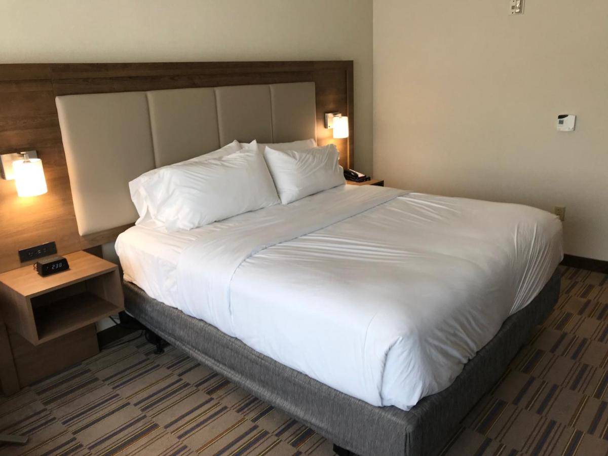 King Room - Hearing Accessible - Non-Smoking at Holiday Inn Express & Suites Pittsburgh - Monroeville by IHG