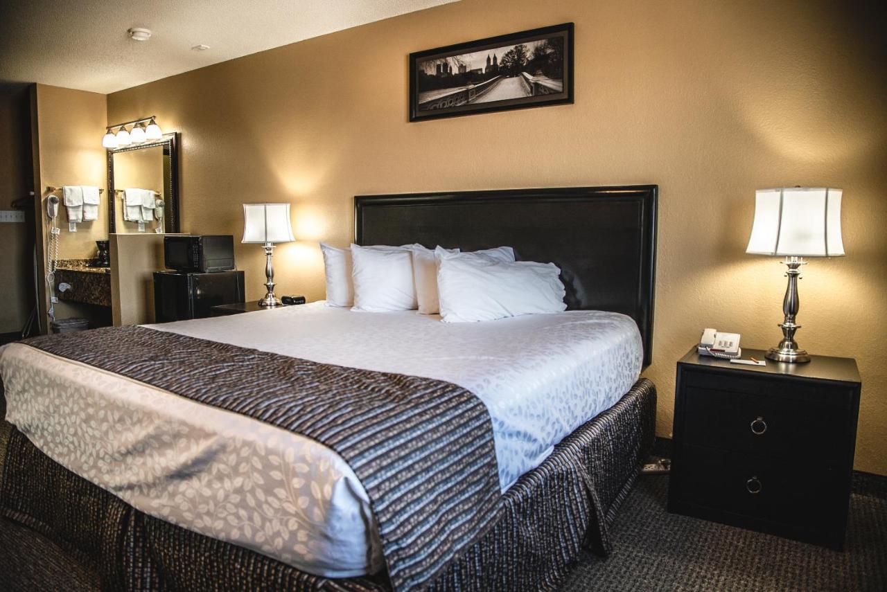 Jetted Tub Room with 1 King Bed at The Stone Castle Hotel & Conference Center