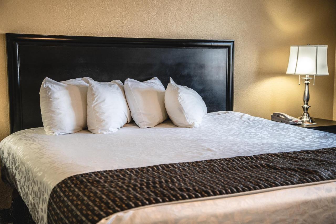 Jetted Tub Room with 1 King Bed at The Stone Castle Hotel & Conference Center