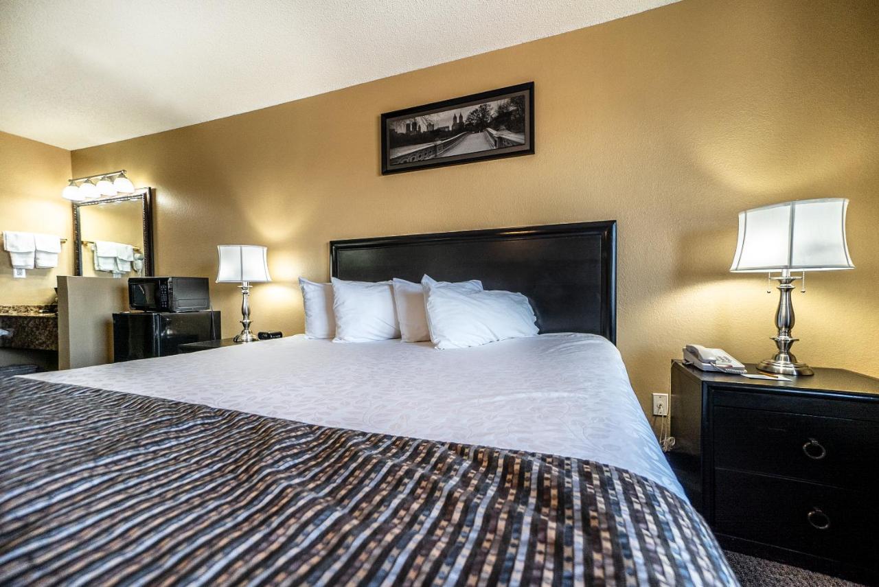 Jetted Tub Room with 1 King Bed at The Stone Castle Hotel & Conference Center