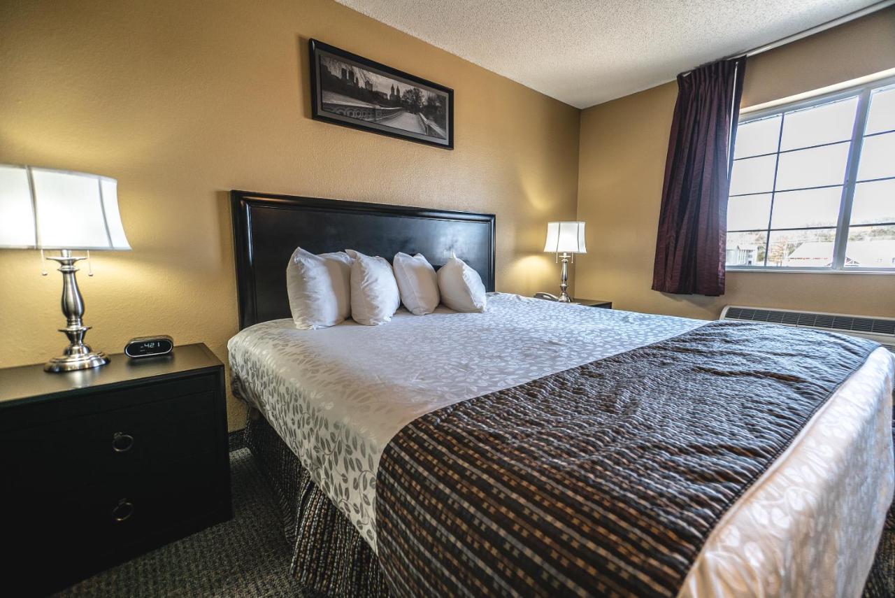 Jetted Tub Room with 1 King Bed at The Stone Castle Hotel & Conference Center