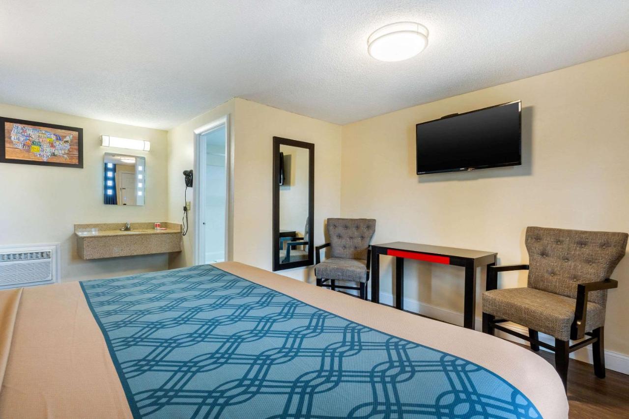 | Econo Lodge West Yarmouth - Cape Cod