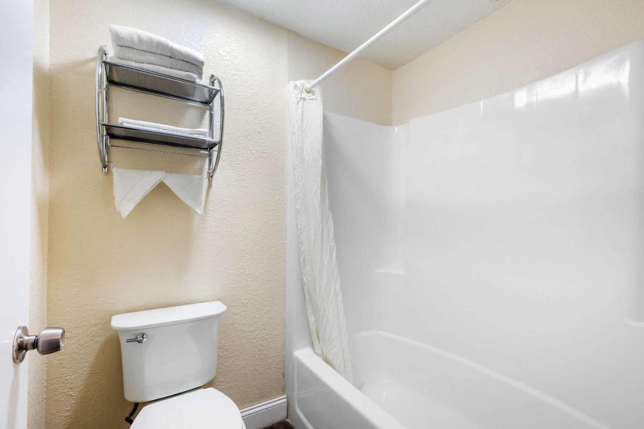 | Econo Lodge West Yarmouth - Cape Cod