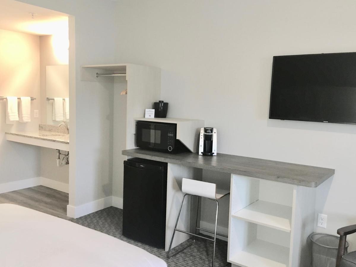 | Empire Lakeshore Inn