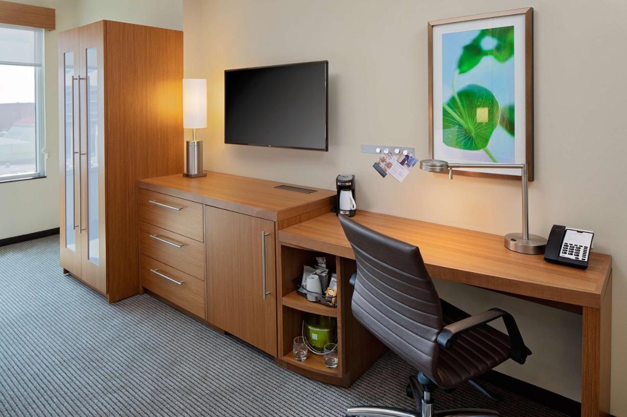 Deluxe King Room at Hyatt Place Glendale / Los Angeles