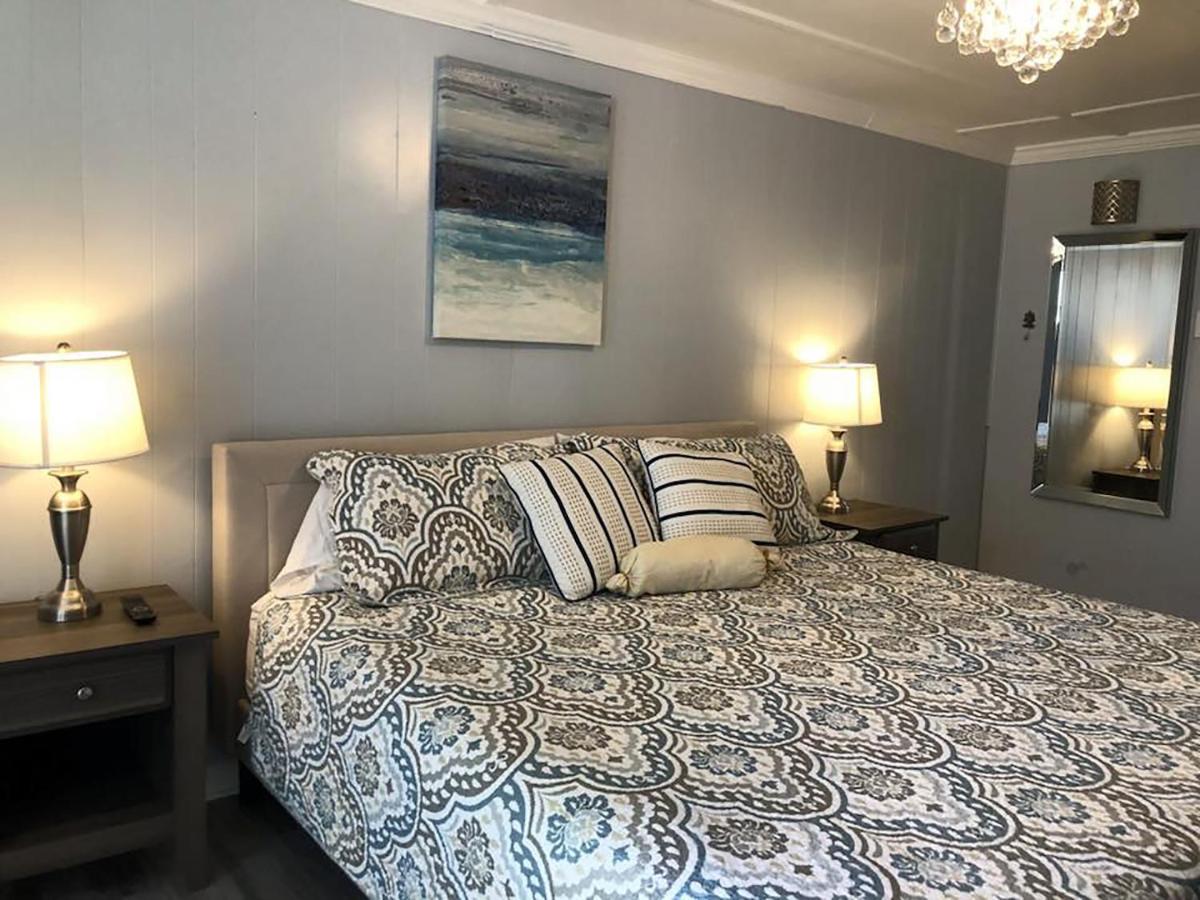 Deluxe Room at Blackbeard's Lodge