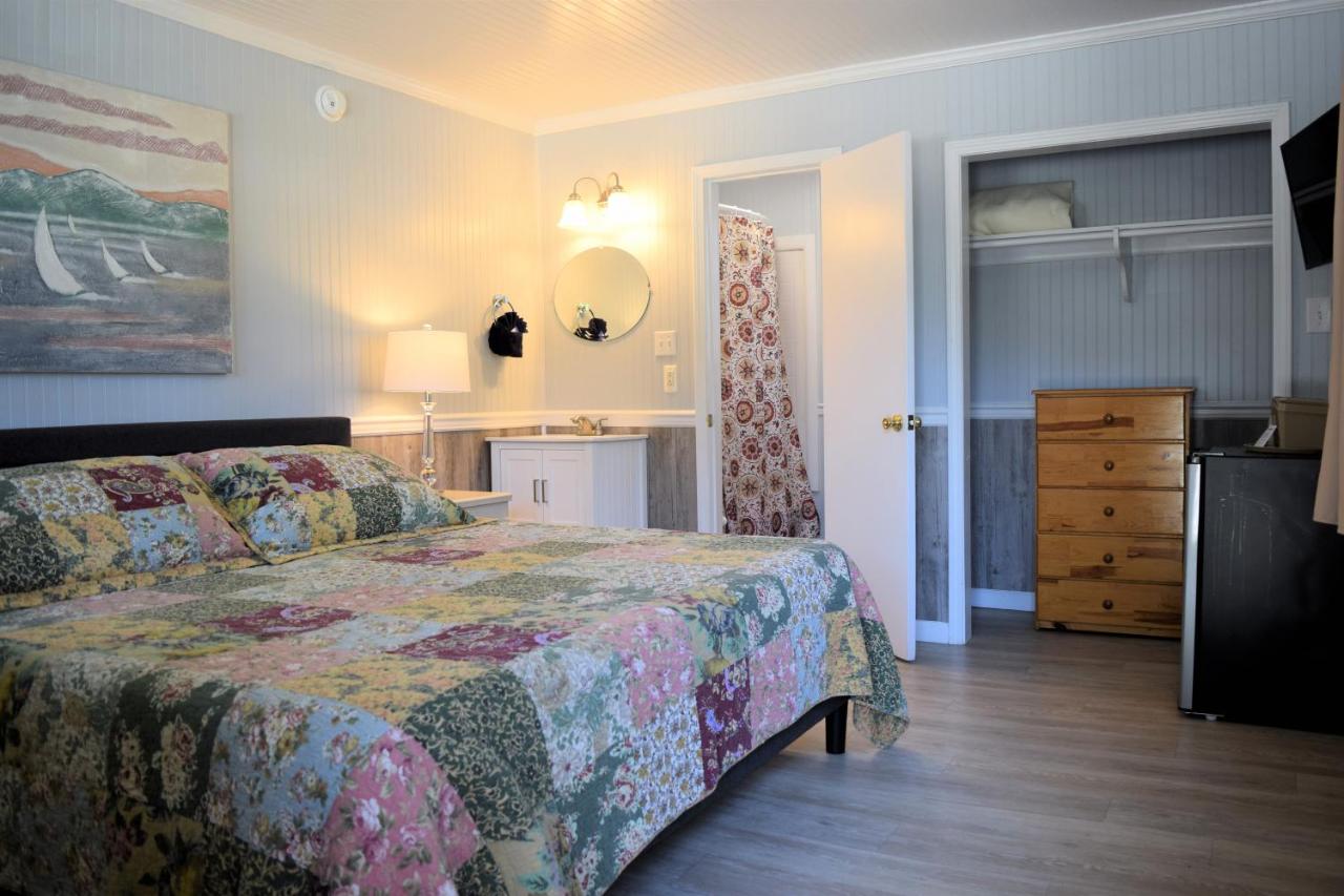King Room with Balcony at Blackbeard's Lodge