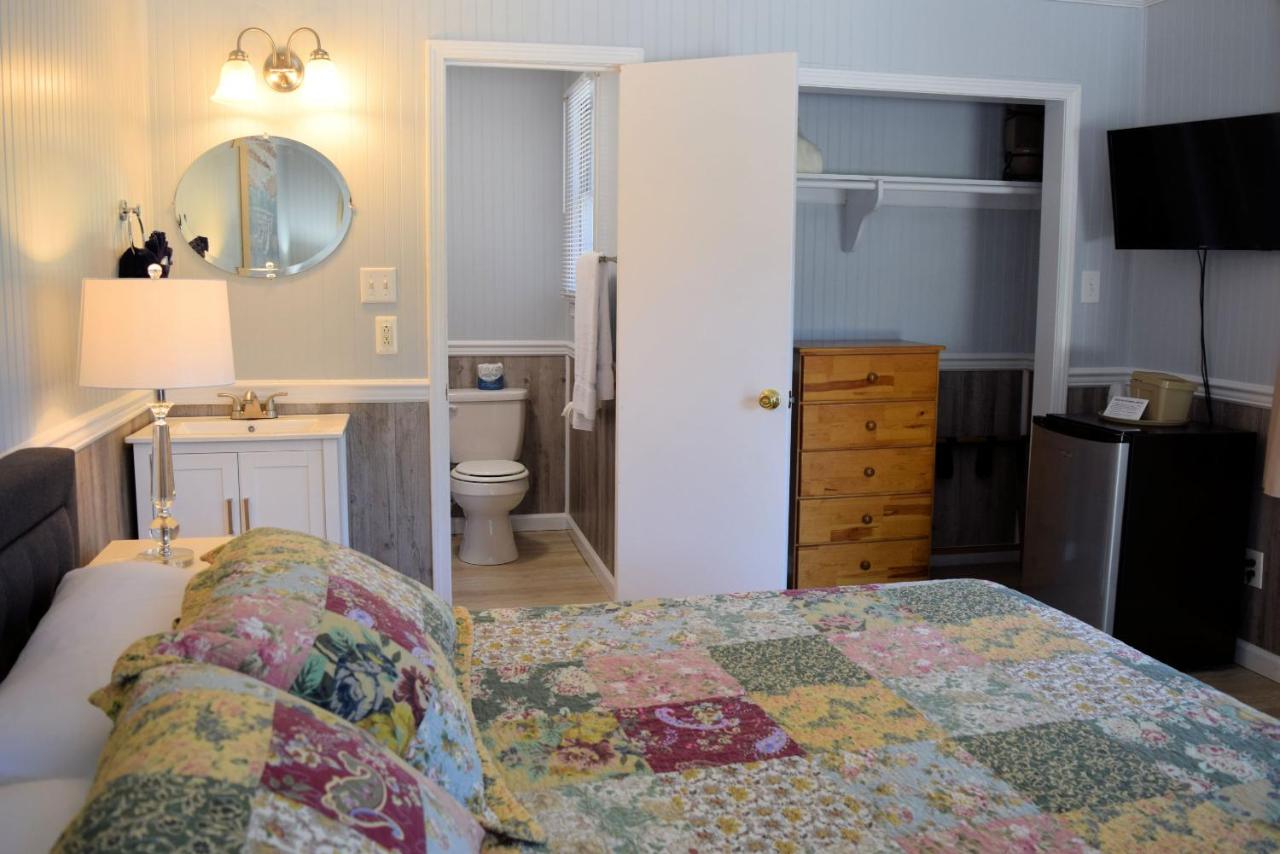 King Room with Balcony at Blackbeard's Lodge