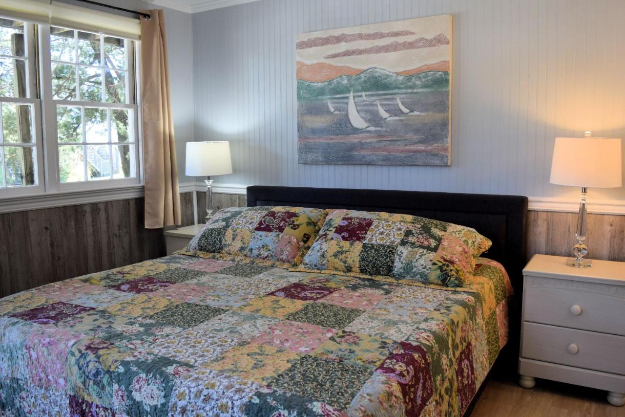 King Room with Balcony at Blackbeard's Lodge