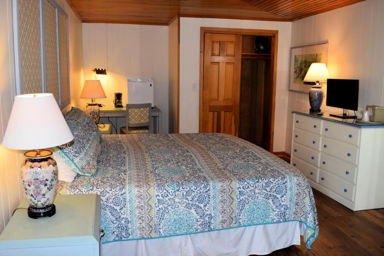 Deluxe Double Room with Bath at Blackbeard's Lodge