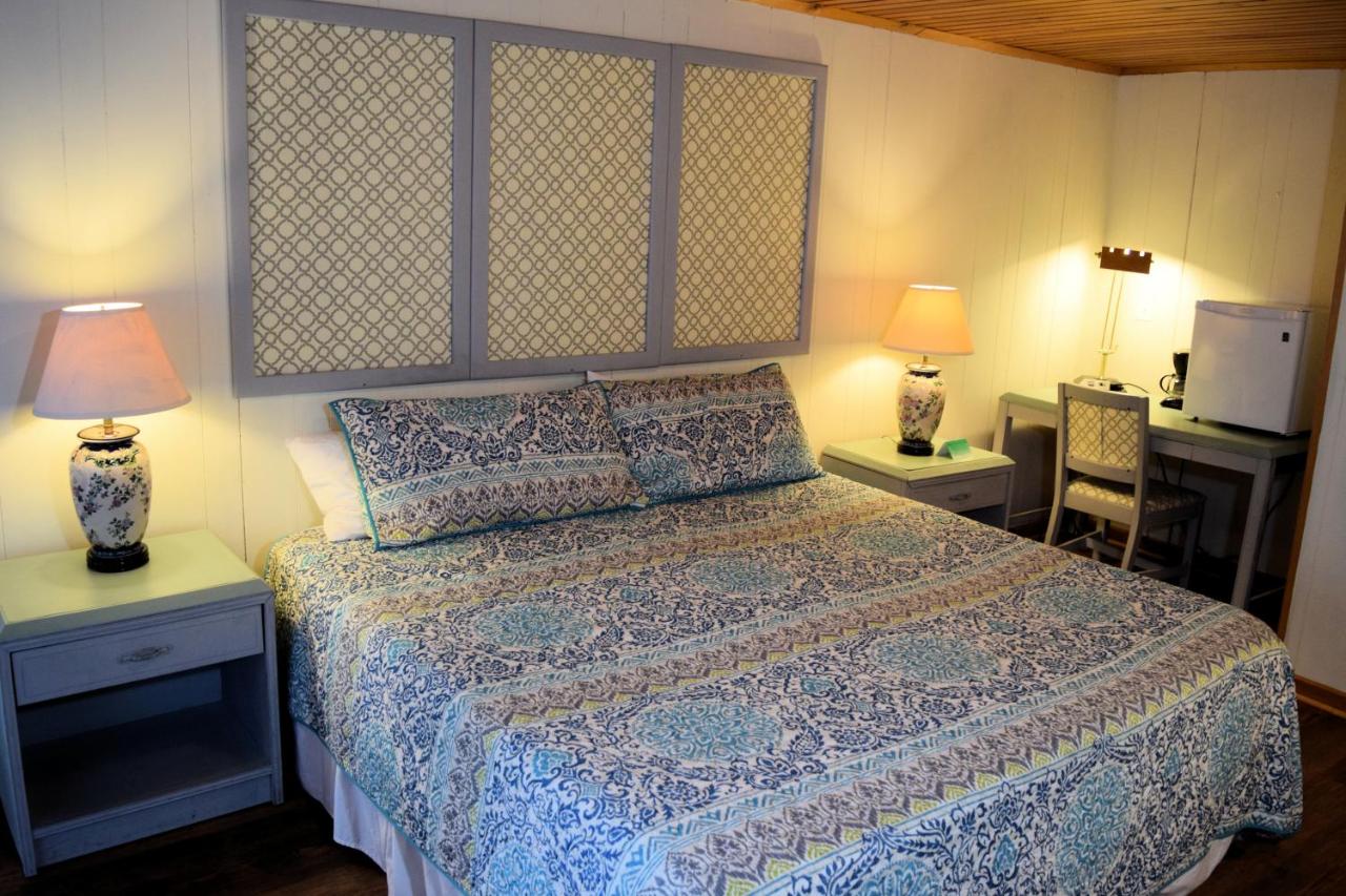 Deluxe Double Room with Bath at Blackbeard's Lodge