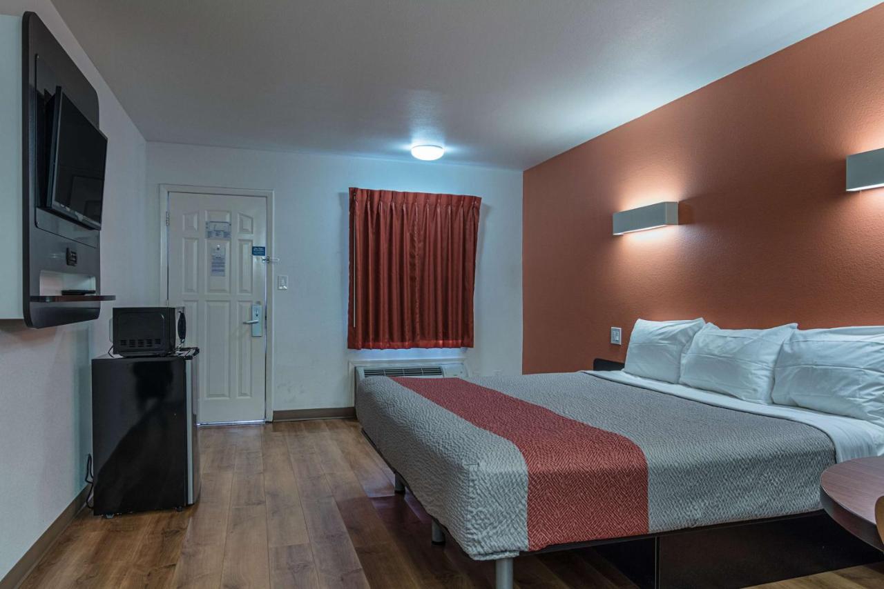  | Motel 6-Texarkana, AR