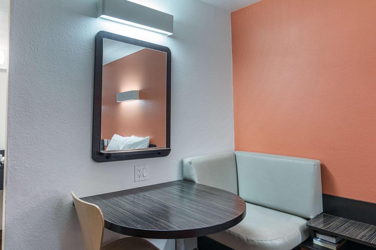  | Motel 6-Texarkana, AR
