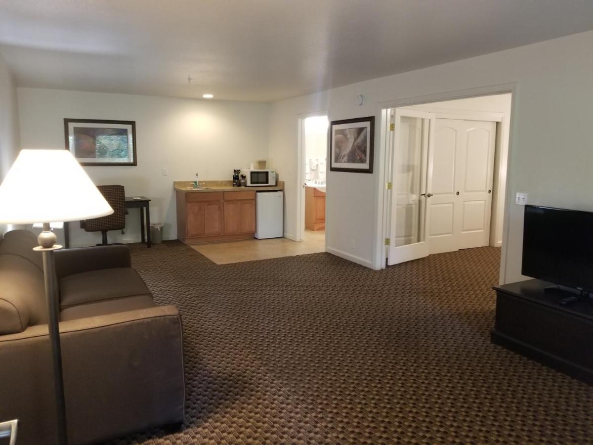 Deluxe Suite at Northern Queen Inn