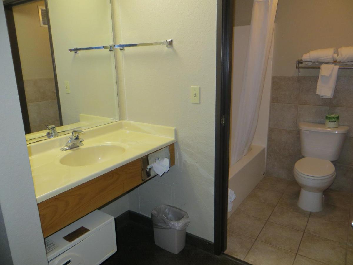 King Room - Non-Smoking at Super 8 by Wyndham Davenport