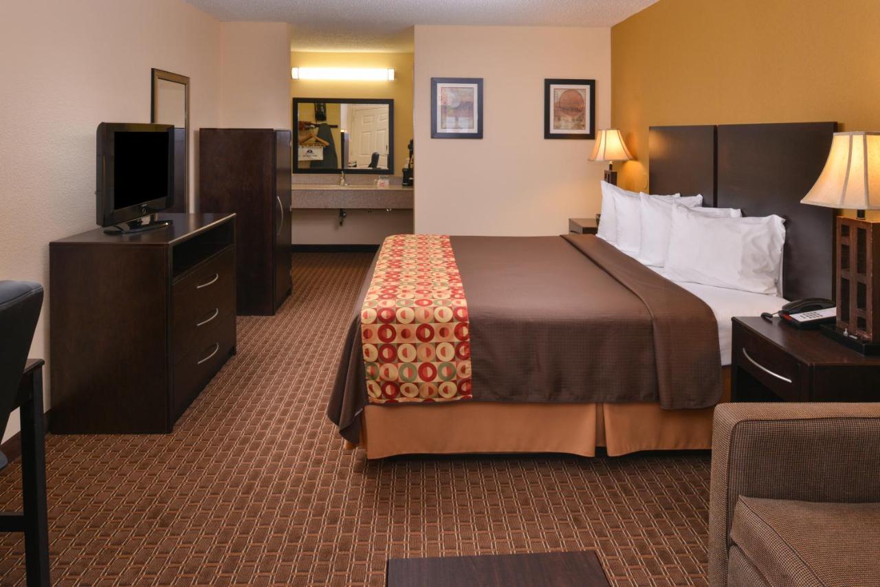 King Room at Americas Best Value Inn Tupelo Barnes Crossing