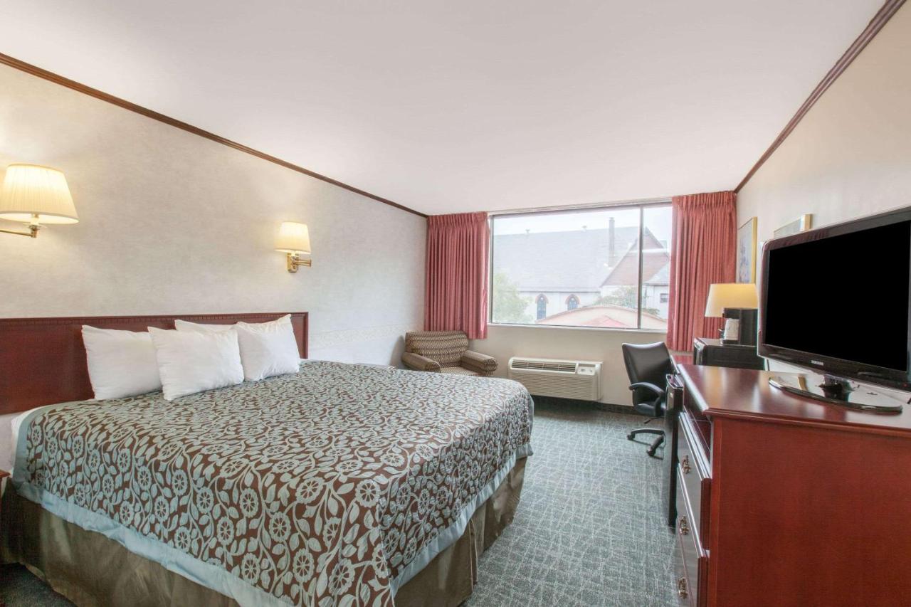  | The Schenectady Inn & Suites
