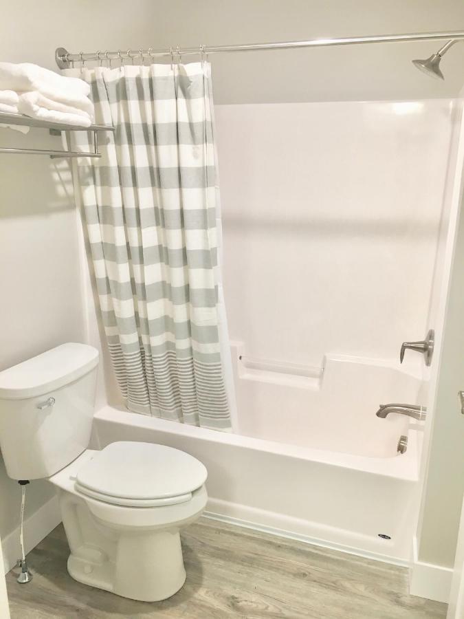 | Empire Lakeshore Inn