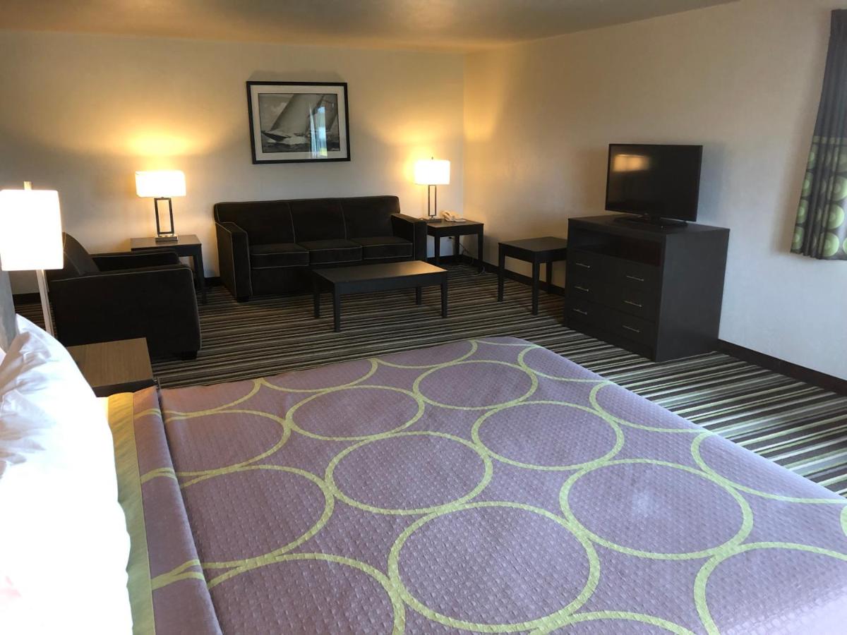 King Studio - Non-Smoking at Super 8 by Wyndham Portland Airport