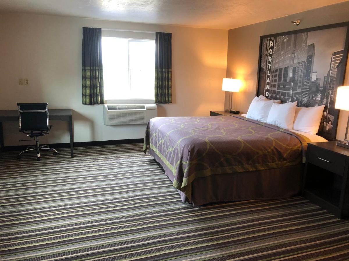 King Studio - Non-Smoking at Super 8 by Wyndham Portland Airport