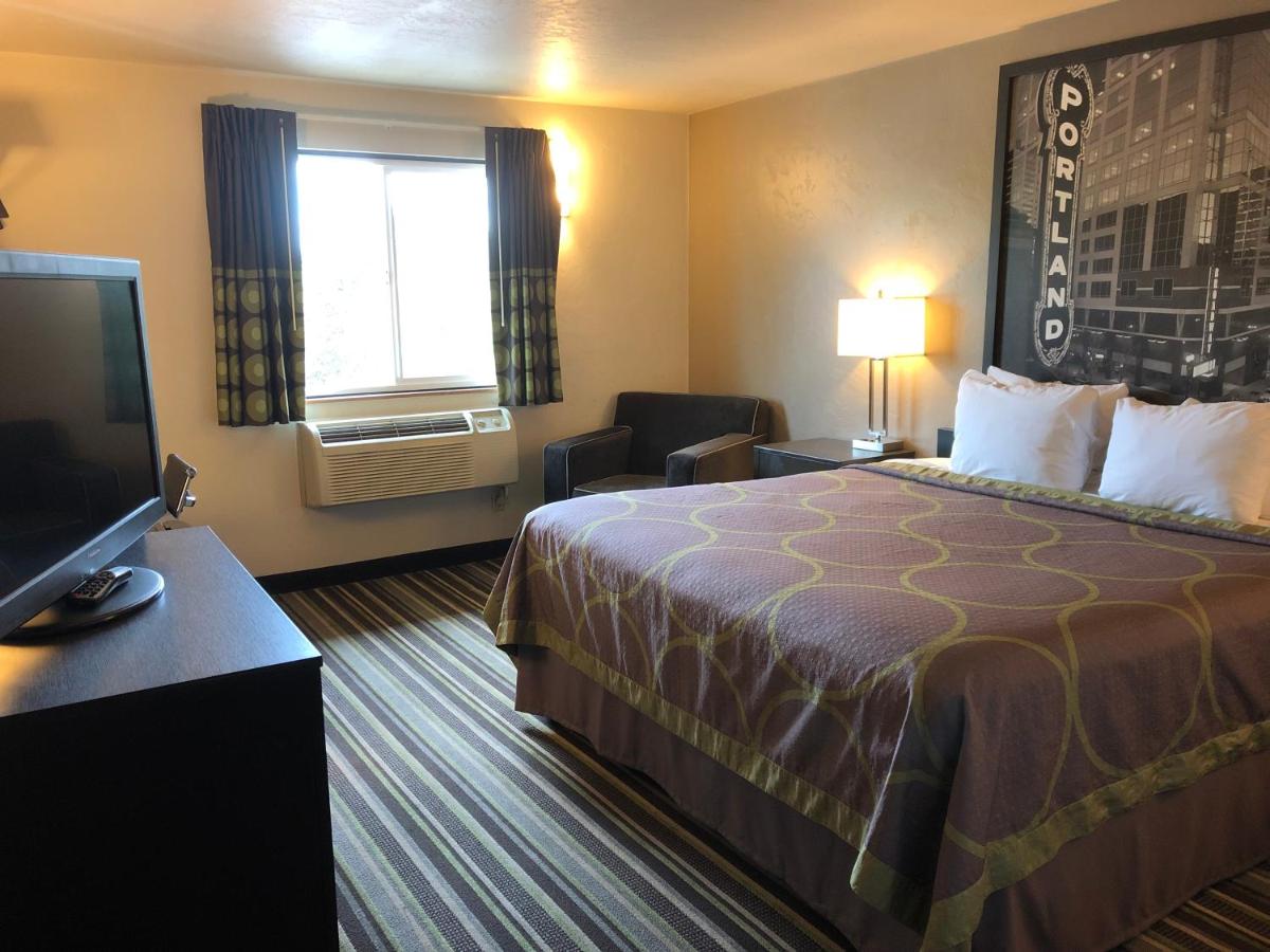 King Room- Non-Smoking at Super 8 by Wyndham Portland Airport