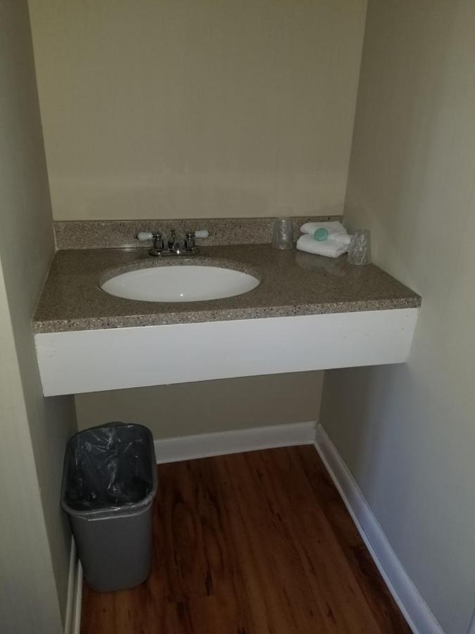 | Colonial Inn Seekonk