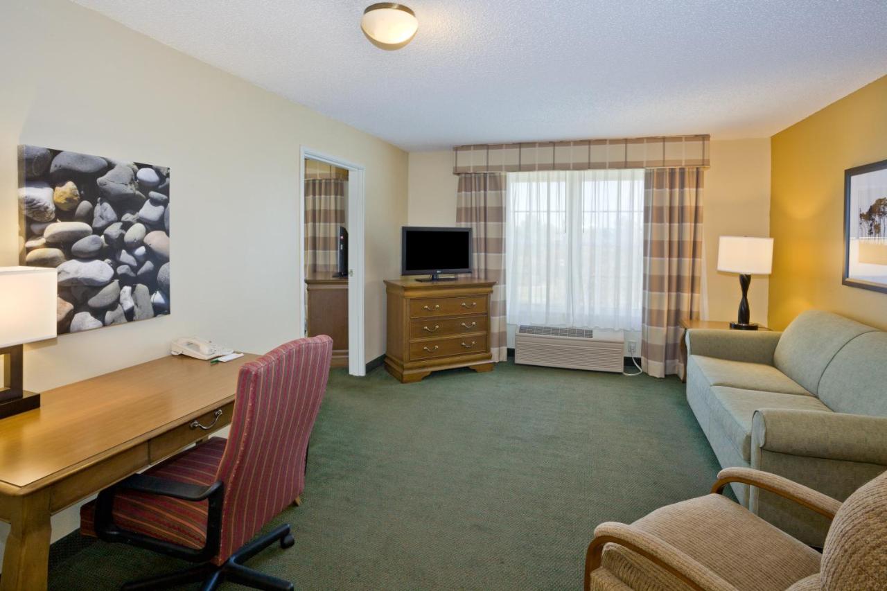 One-Bedroom Queen Suite with Sofa Bed at Country Inn & Suites by Radisson, Salina, KS