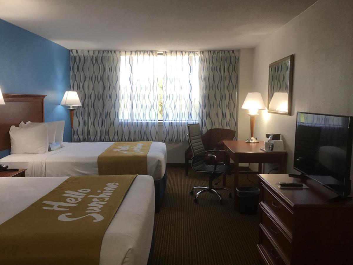 Deluxe Queen Suite - Non-Smoking at Days Inn & Suites by Wyndham Tallahassee Conf Center I-10