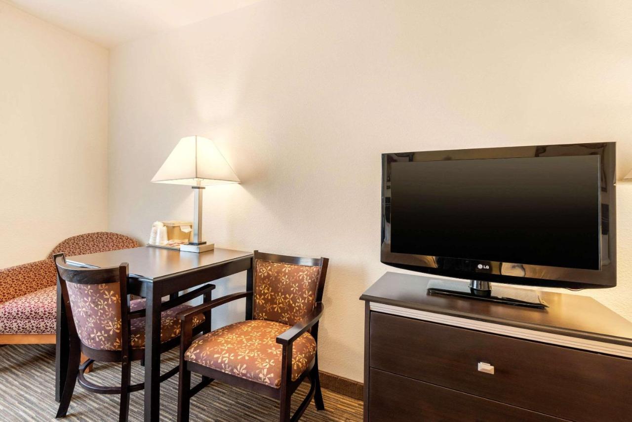Queen Room with Two Queen Beds - Non-Smoking at Quality Inn & Suites Limon