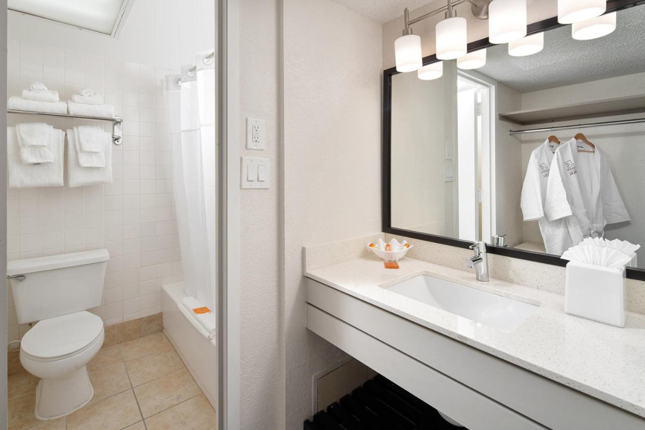 Deluxe King Room at Wyndham I-Drive Avanti Resort & Conference Center