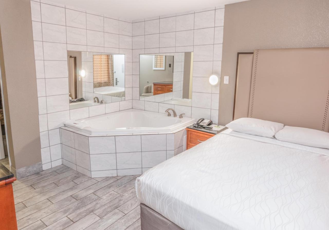 One-Bedroom Suite at Budgetel Inn & Suites