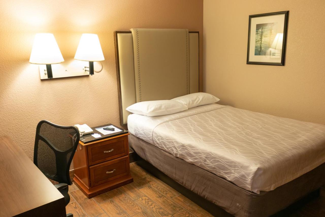 Full Size One Bed Non-smoking at Budgetel Inn & Suites