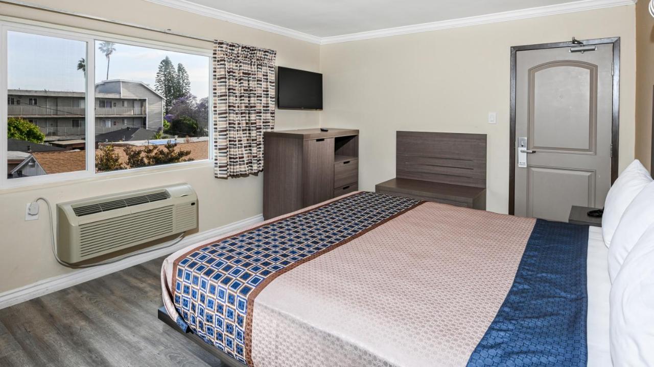 King Room at Sea Rock Inn - Long Beach