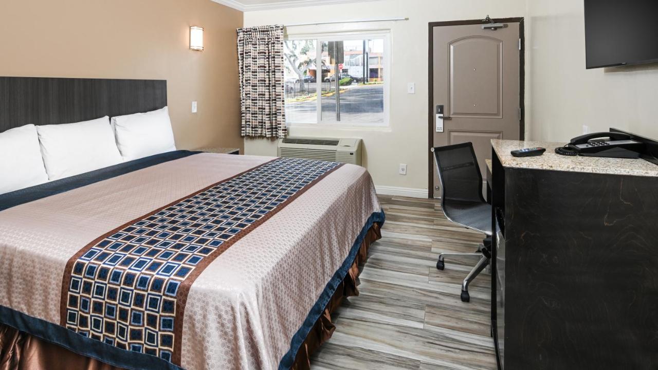 King Room at Sea Rock Inn - Long Beach