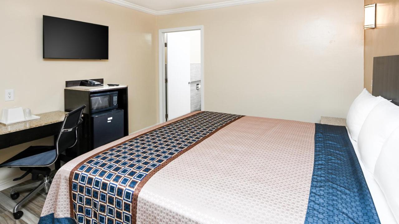King Room at Sea Rock Inn - Long Beach