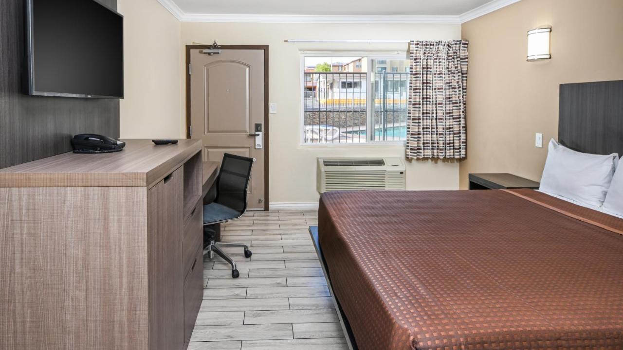 King Room at Sea Rock Inn - Long Beach