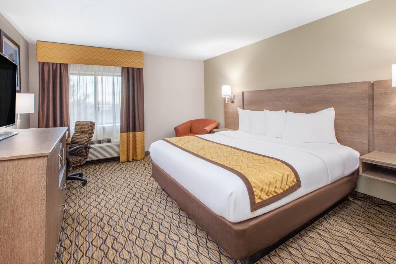 Deluxe King Room - Non-Smoking at Baymont by Wyndham Grand Rapids Airport