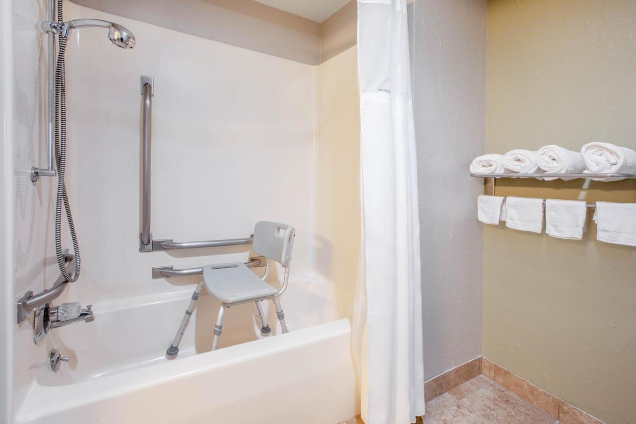 Queen Room - Disability Access/Non-Smoking at Baymont by Wyndham Grand Rapids Airport
