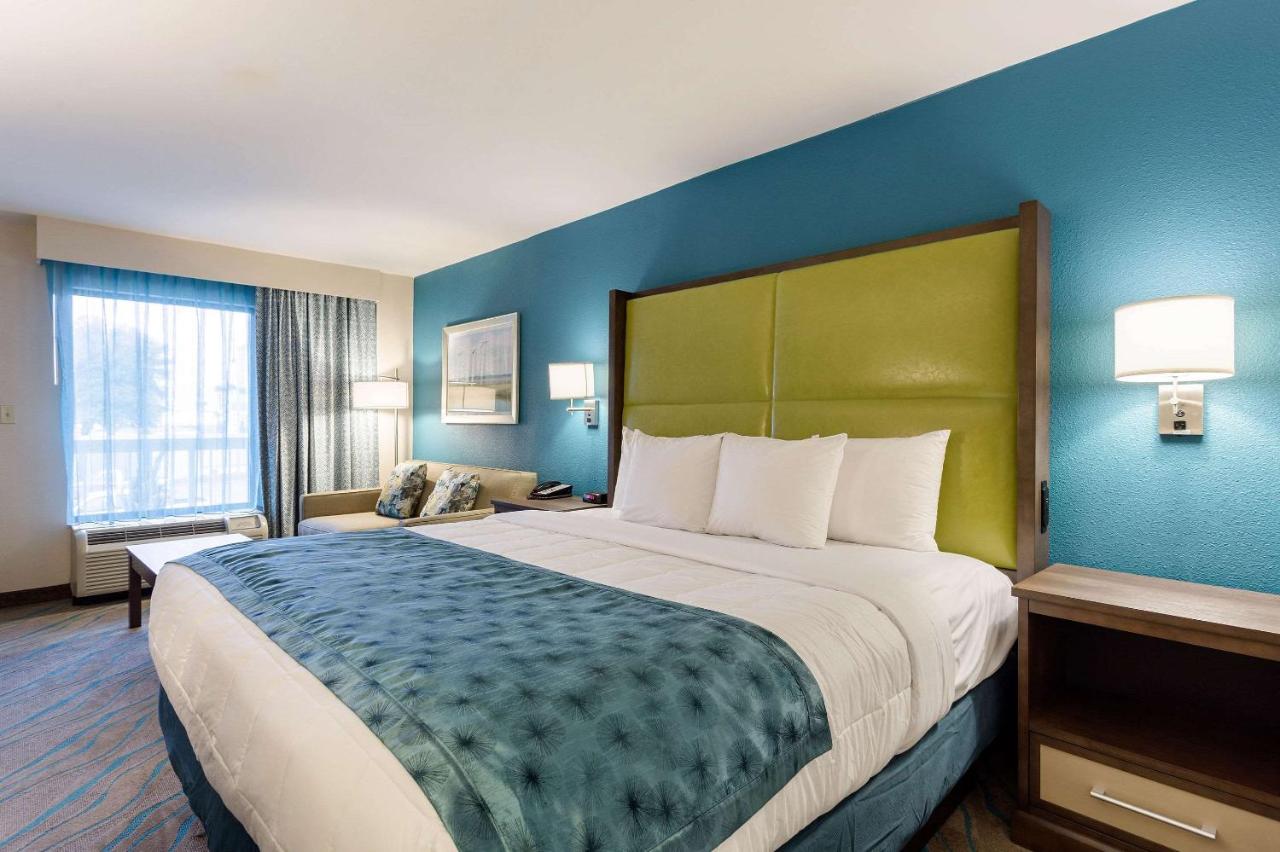 Queen Room - Disability Access/Smoking at Quality Inn Gulfport I-10