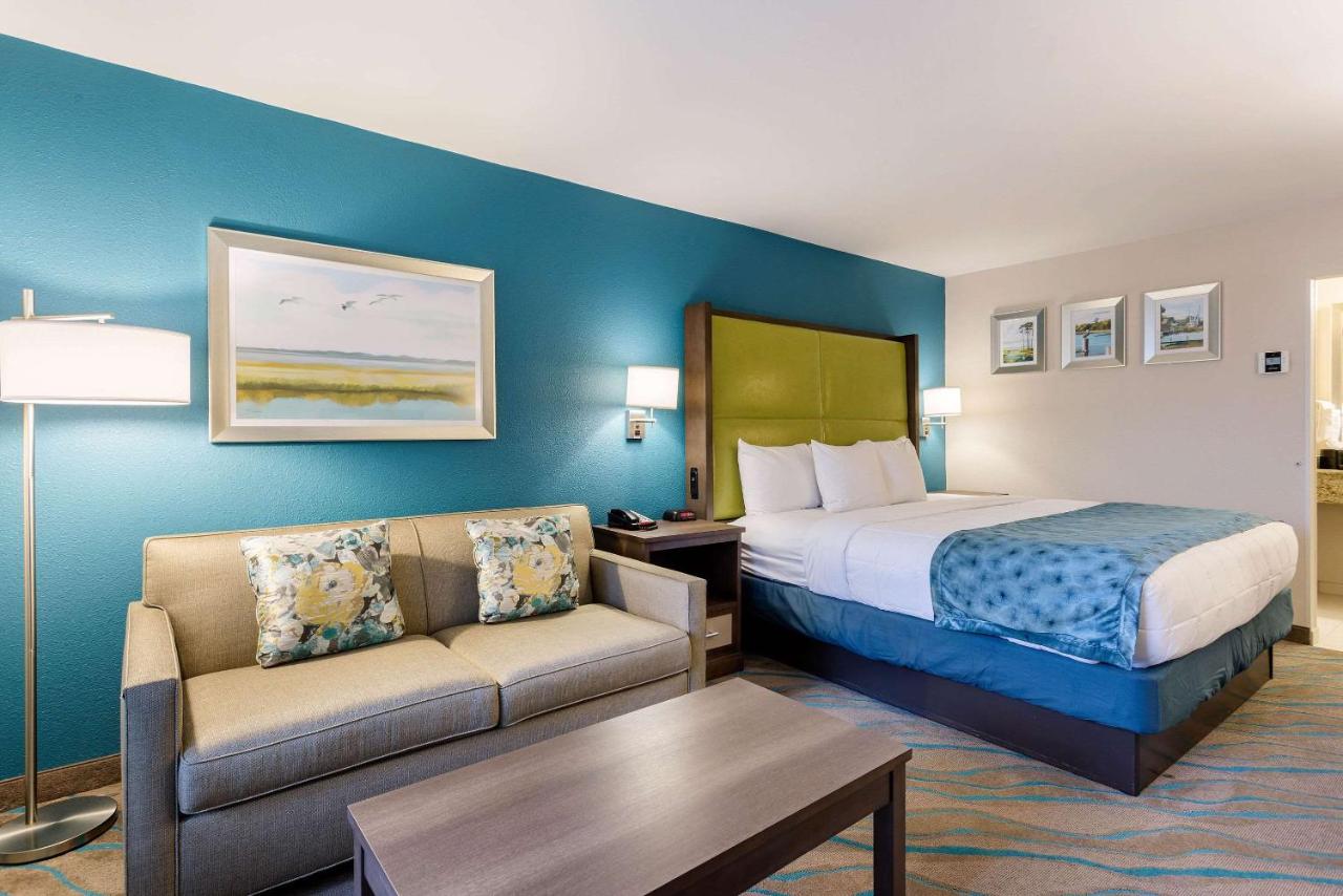 Queen Room - Disability Access/Smoking at Quality Inn Gulfport I-10
