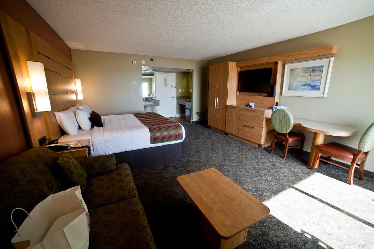 Deluxe King Room with Ocean Front View at DeSoto Beach Hotel