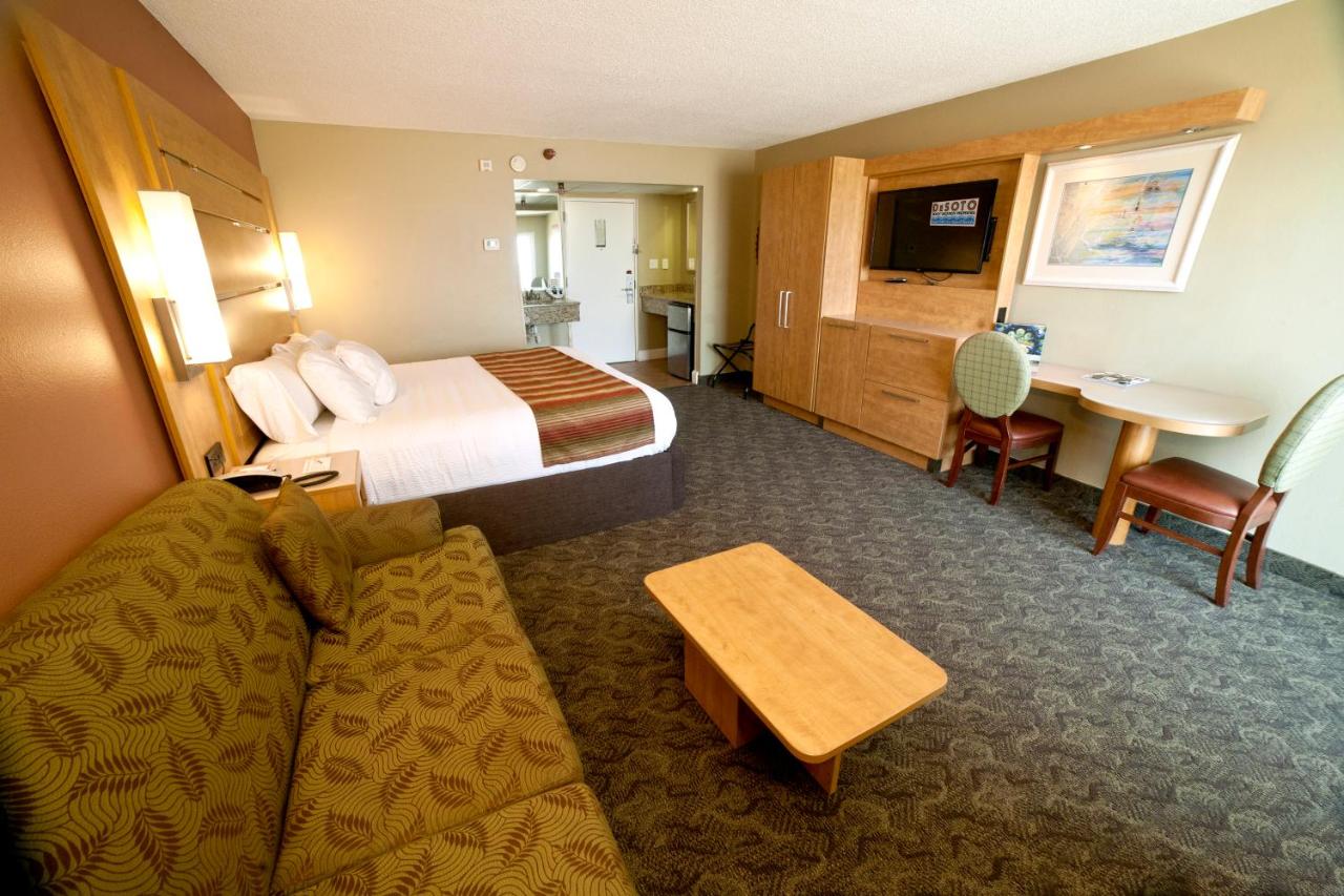 Deluxe King Room with Ocean Front View at DeSoto Beach Hotel