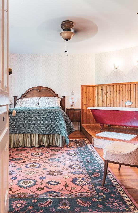| Black Mountain Inn