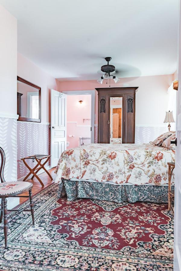 | Black Mountain Inn