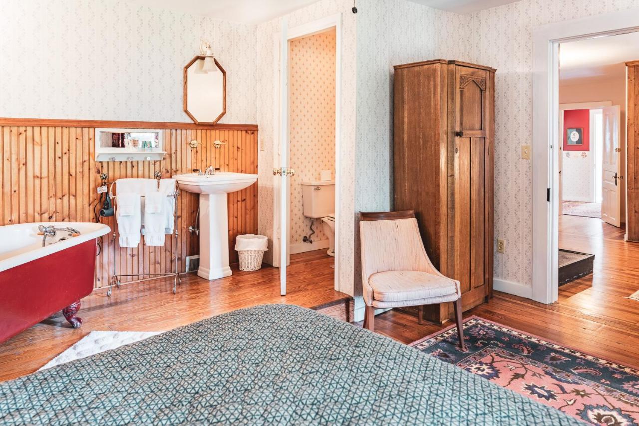 | Black Mountain Inn