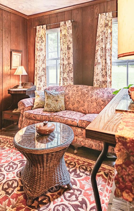 | Black Mountain Inn